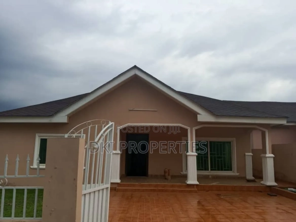 Exterior view of the exquisite 3-bedroom detached house for sale in Amrahia Dki Properties with parking space and balcony