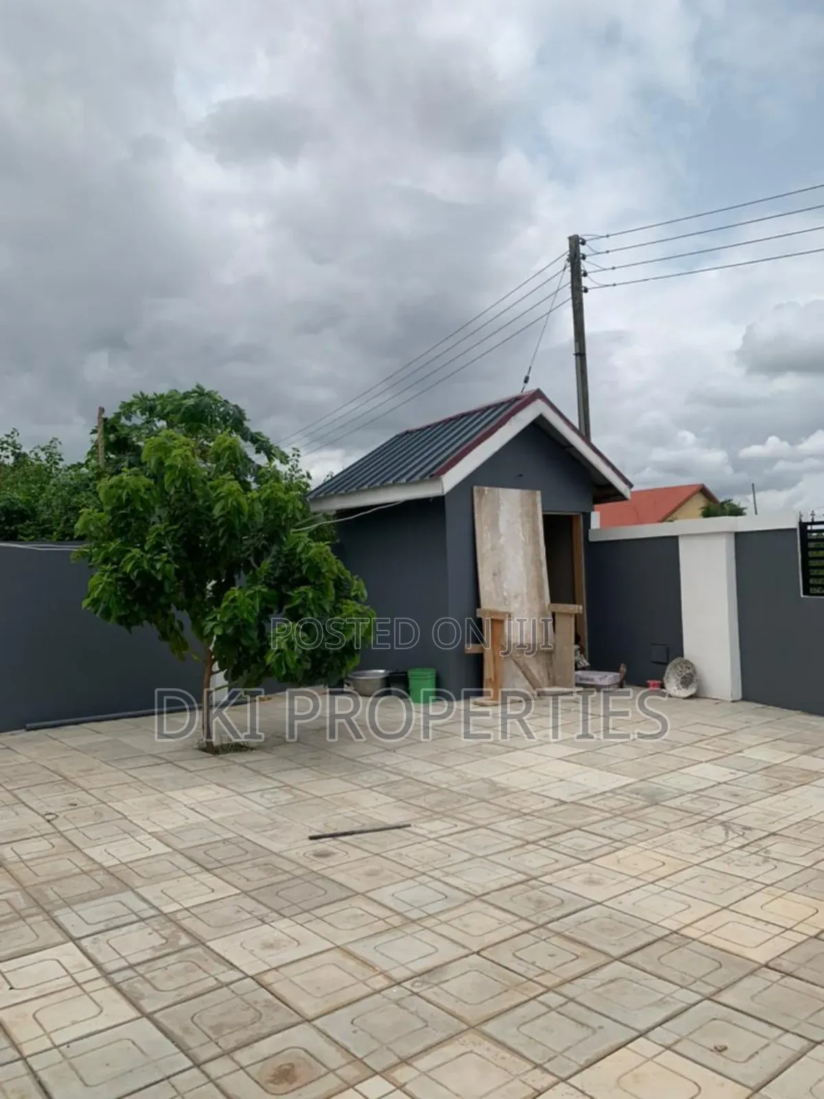 Sas 1 (1) Exterior view of a neat, newly-built 2-bedroom apartment complex in Kpong Bawaleshie on the Adenta-Dodowa road, highlighting the peaceful, serene environment.